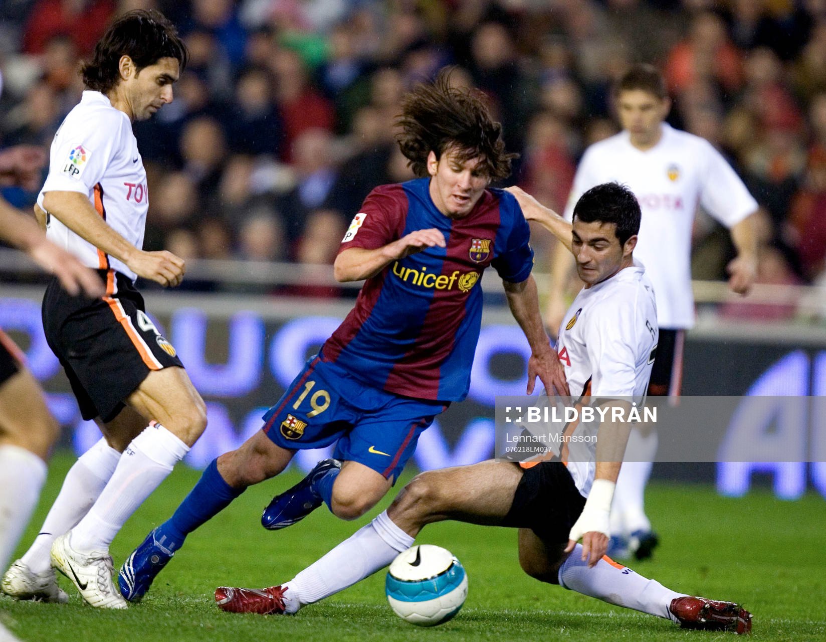 Lionel Messi, Barcelona stoppas av Roberto Ayala och Raul