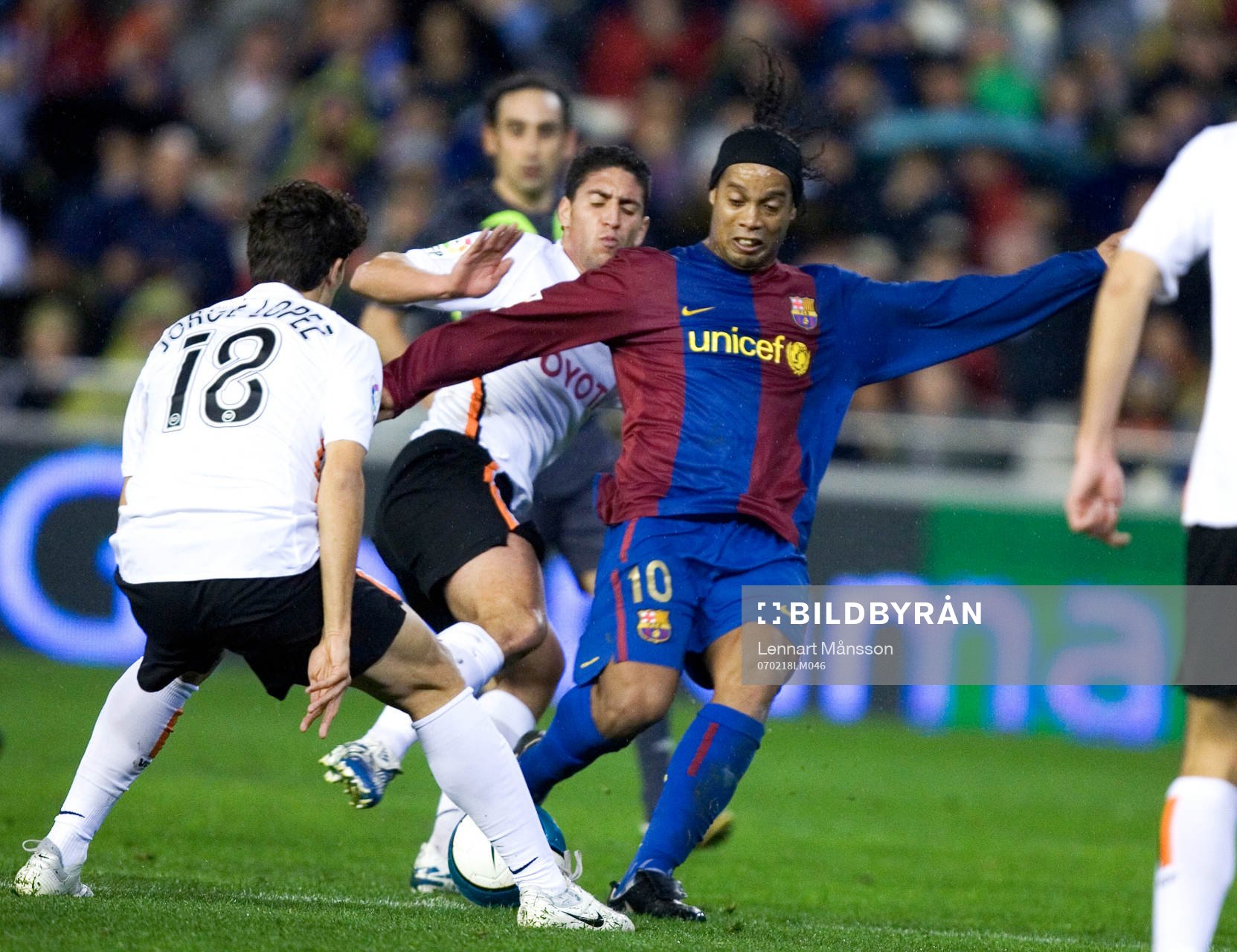   Jorge Lopez, Valencia försöker stoppa Ronaldinho, Barcelona