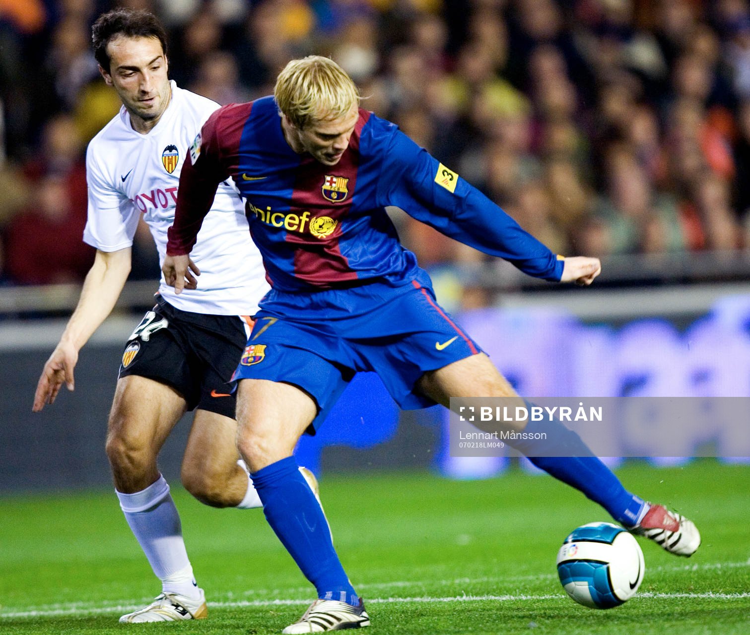 Emiliano Moretti, Valencia försöker ta bollen från Eidur