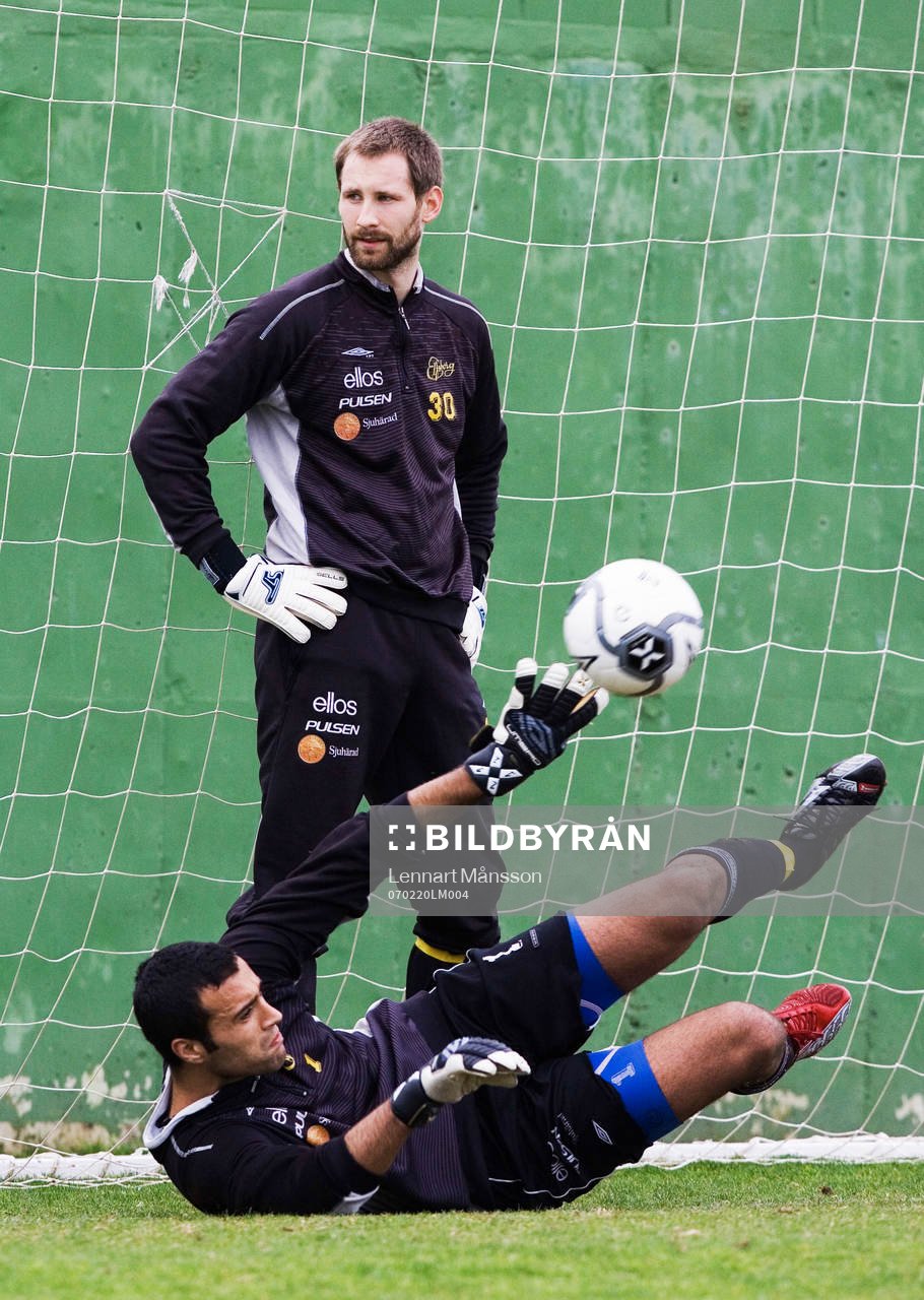 Fotboll, träningsläger, Elfsborg: Abbas Hassan och Johan Wiland kämpar om målvaktsplatsen.