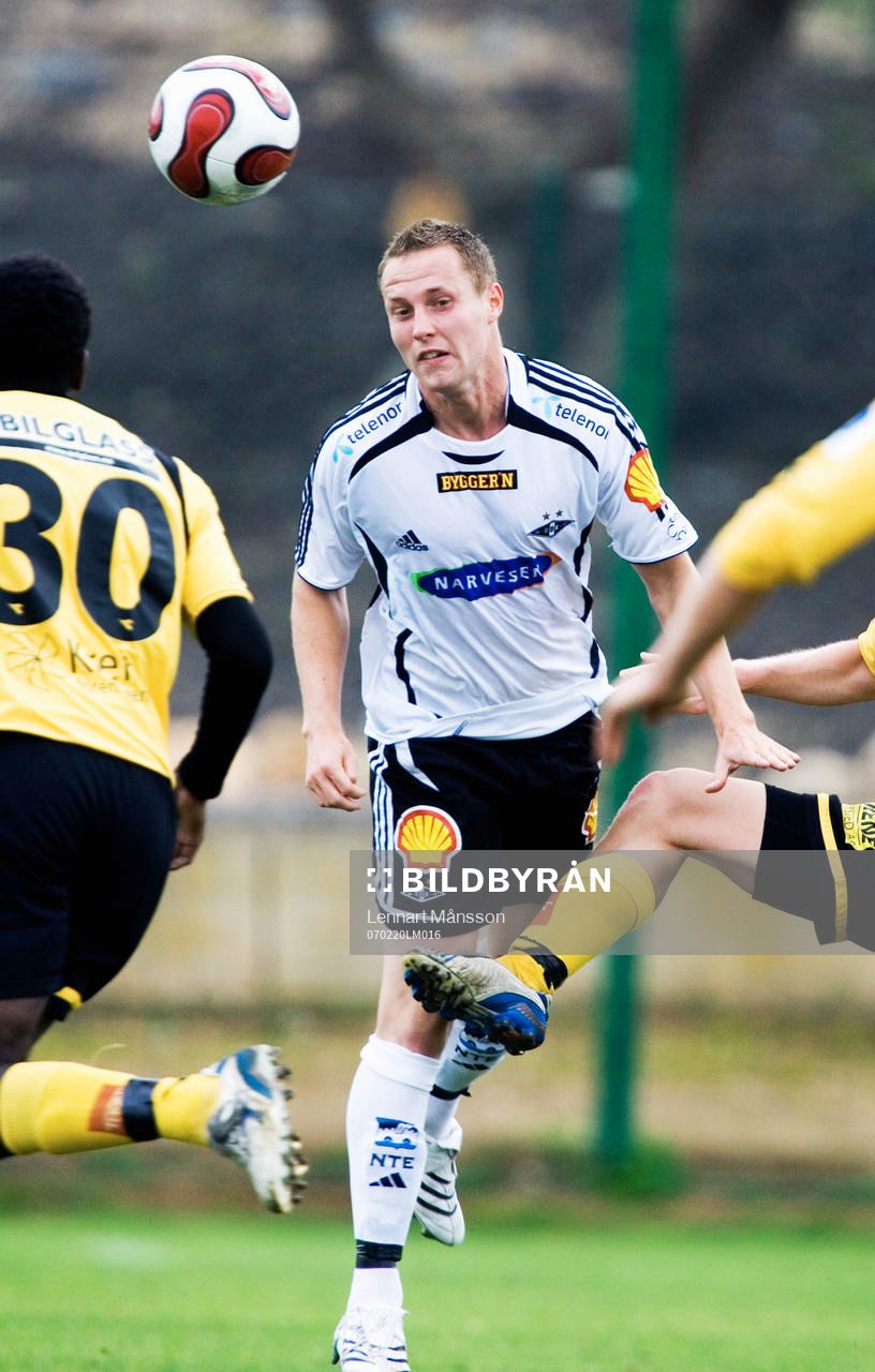 Fredrik Stoor, ny från Hammarby, hinner nicka undan