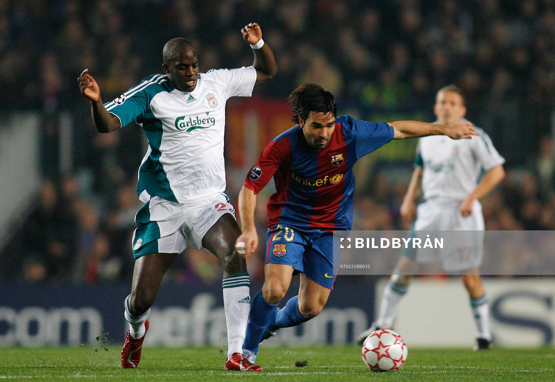 Deco, Barcelona och Mohamed Sissoko of Liverpool kämpar om