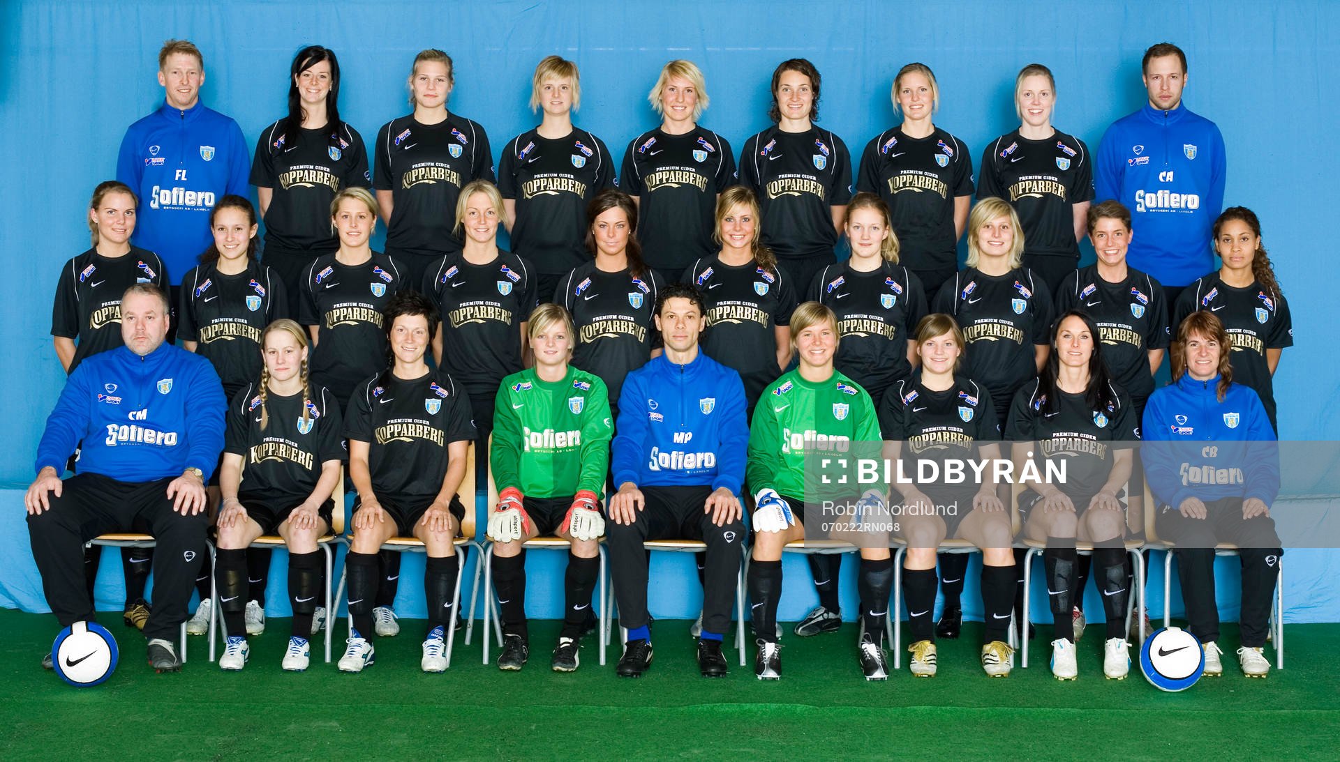  Bakre raden från vänster, Fredrik Larsson, sjukgymnast, Lotta Schelin, Frida Svensson, Camilla Schelin, Maria Karlsson, Ingvild Stensland, Sofia Karlsson, Maria Nilsson och Christian Andersson, tränare.