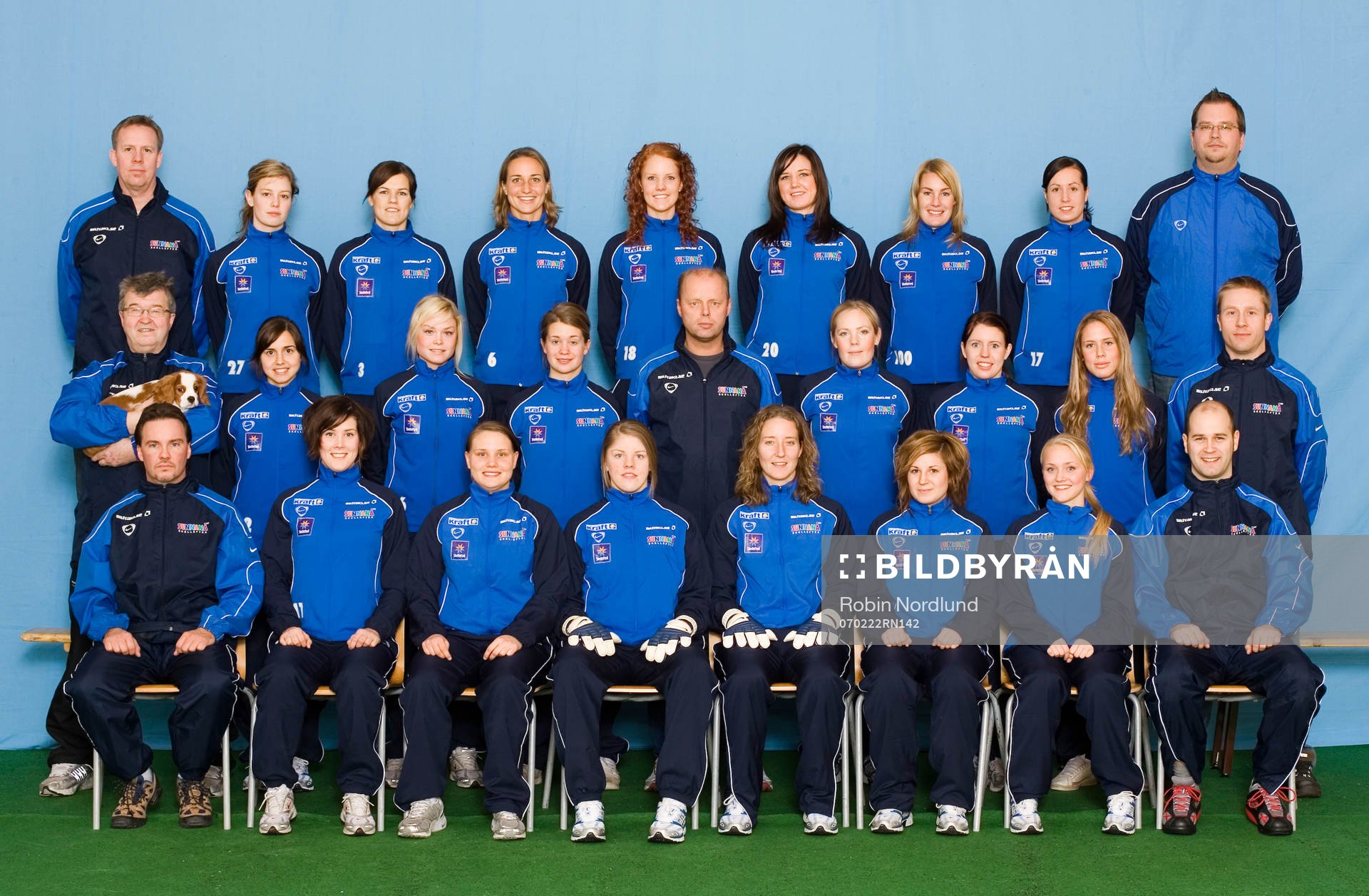  Bakre raden från vänster,  Lars Andersson, målvaktstränare, Eva Nilsson, Sandra Berggren, Rebecca Smith, Johanna Lindahl, Sanna Frostevall, Hanna Marklund, Lina Johansson och Björn Israelsson, tränare.