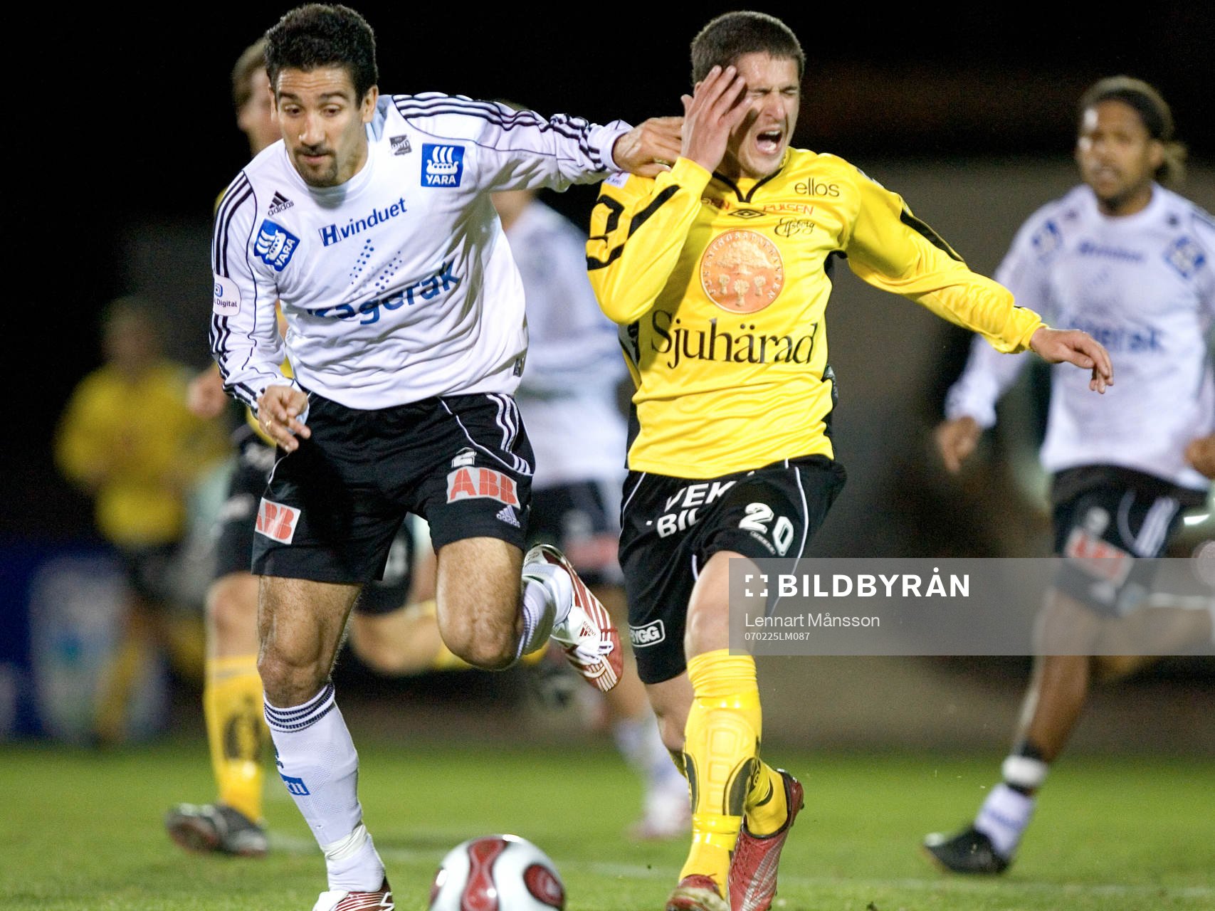 Unge Emir Bajrami får en armbåge i ansiktet av Fernando