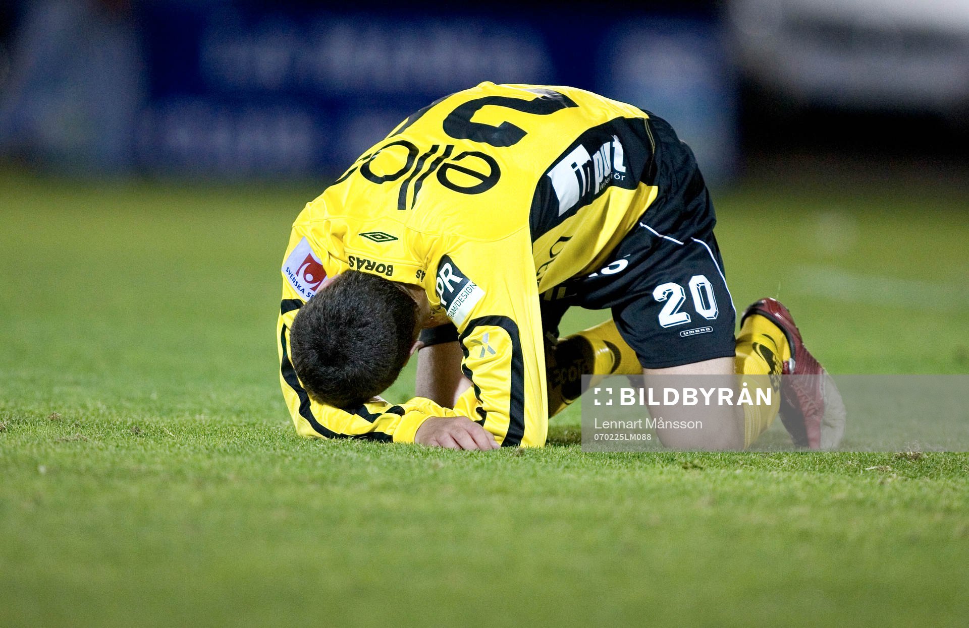 Unge Emir Bajrami får en armbåge i ansiktet av Fernando