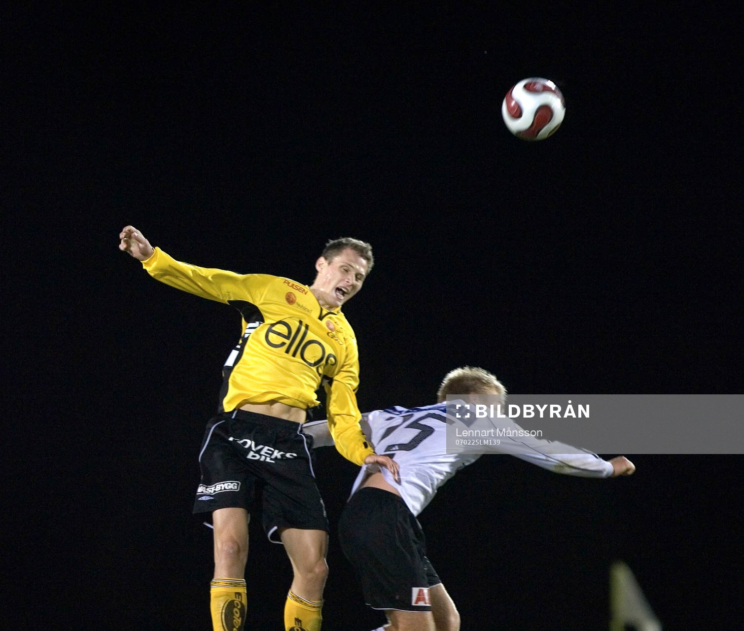 Fotboll, Odd Grenland - Elfsborg:  Jon Jönsson vinner nickduell.