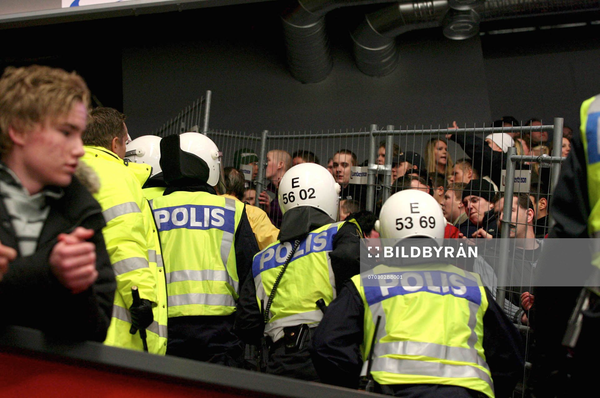 Bråk på läktaren, polis, kravallpolis