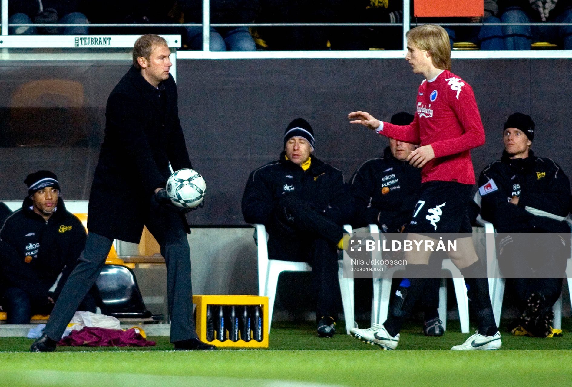 Magnus Haglund, tränare, Elfsborg, kastar bollen till