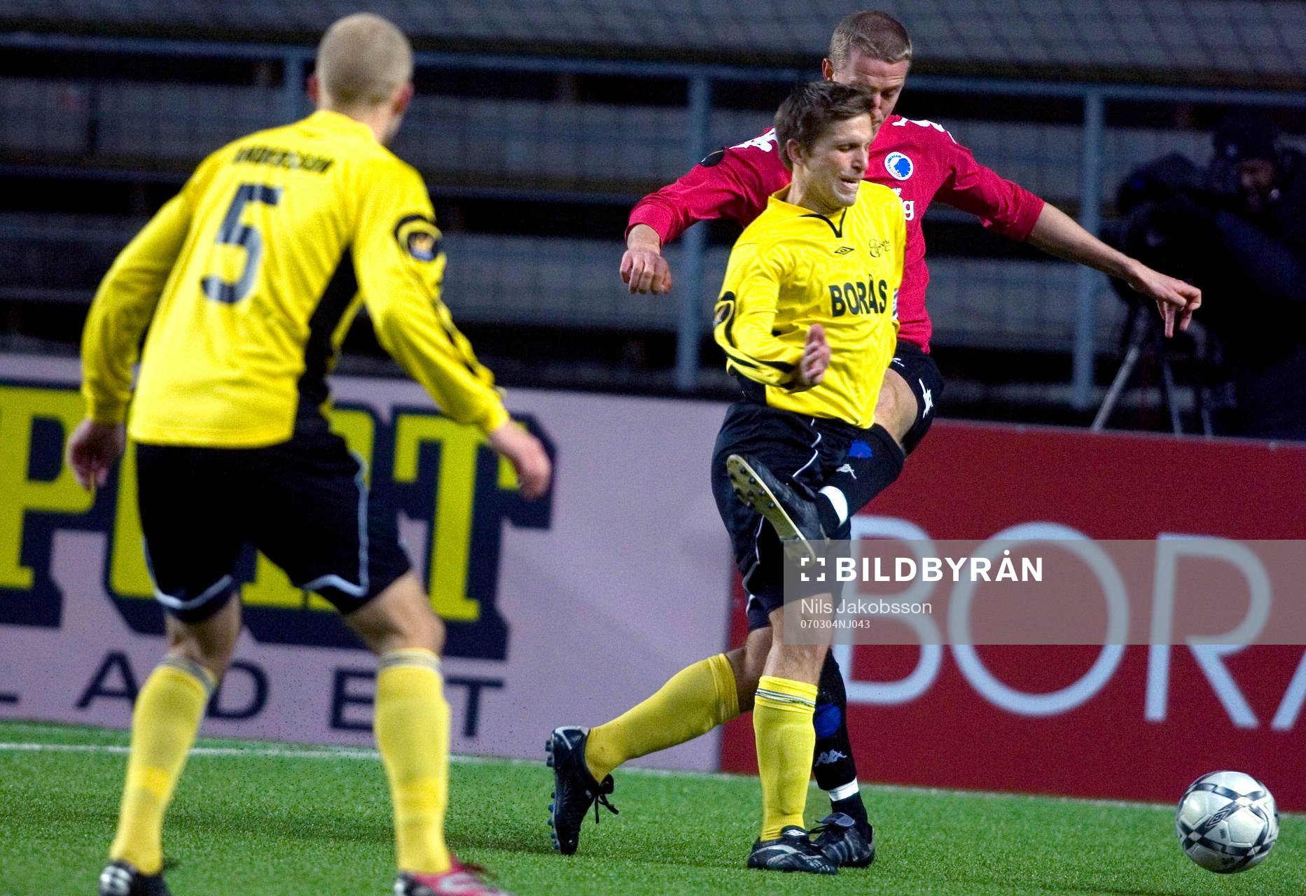 Anders Svensson, Elfsborg, blir nedsparkad och får straff