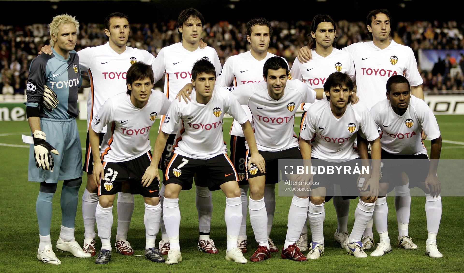  Bakre raden frv; Santiago Canizarez, Carlos Marchena, Fernando Morientes, Ruben Baraja, Fabian Ayala, Emiliano Moretti Accroupi. 
