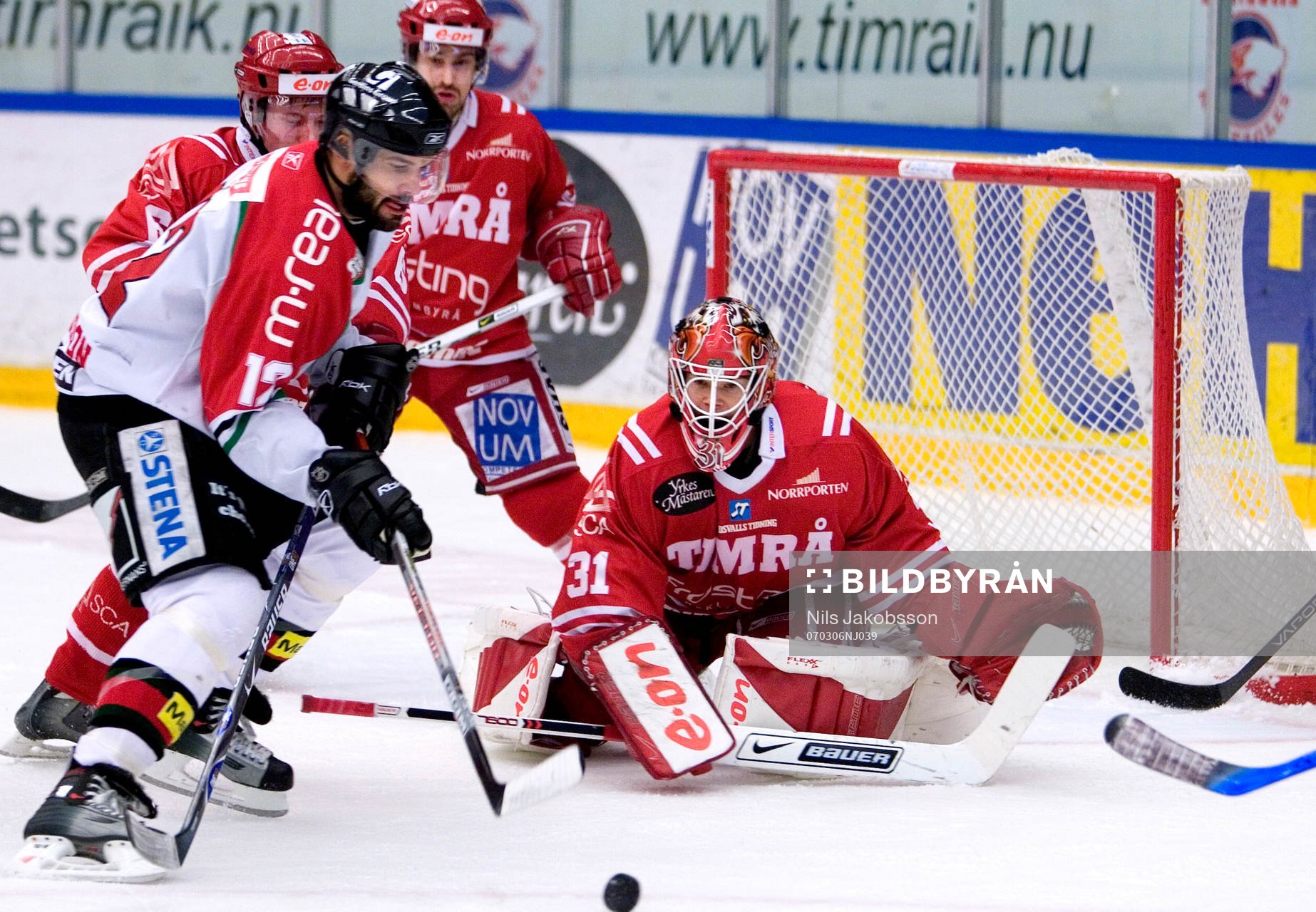 Johan Backlund, Timrå, Målvakt, gör en räddning på