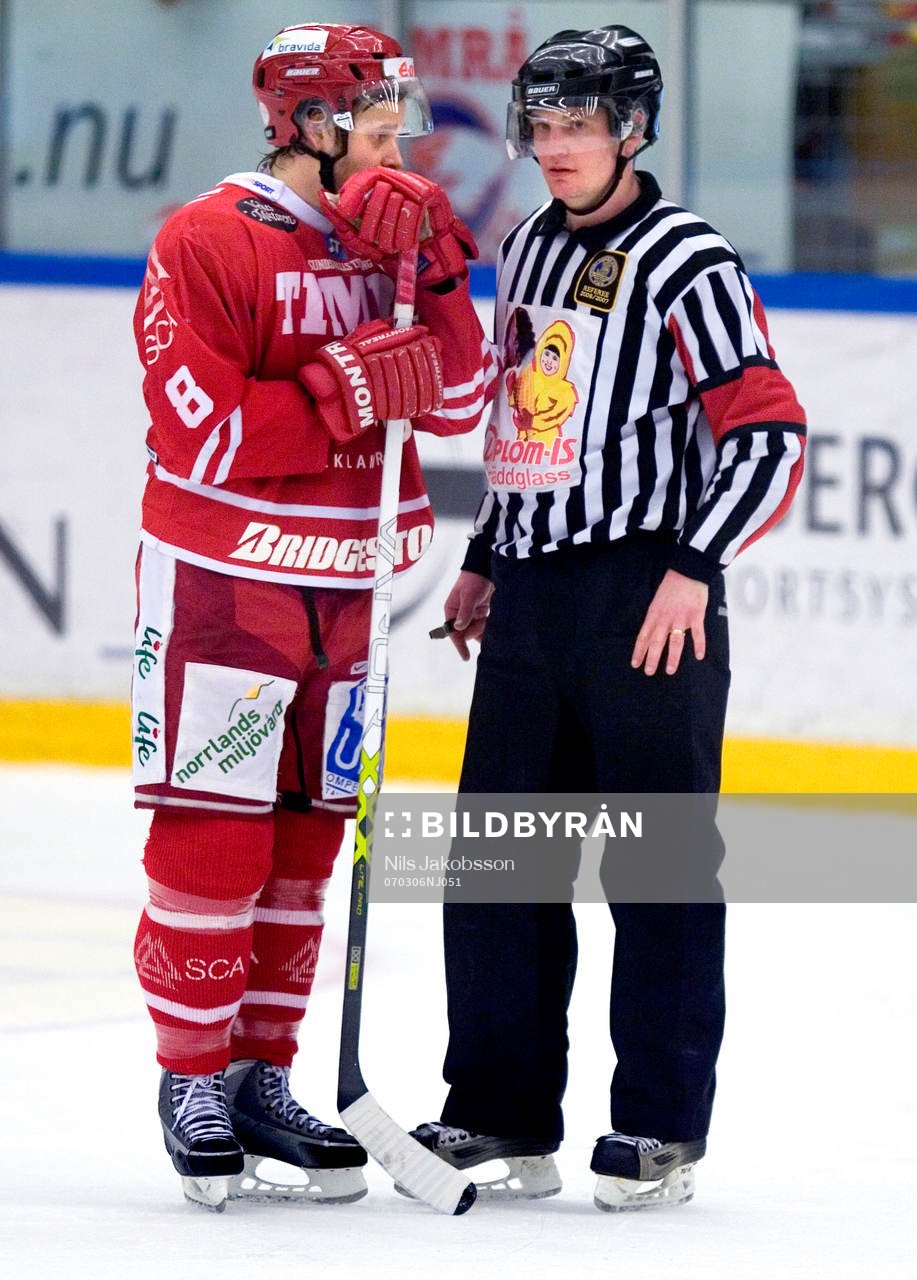 Sanny Lindström, Timrå, Marcus Vinnerborrg, domare,