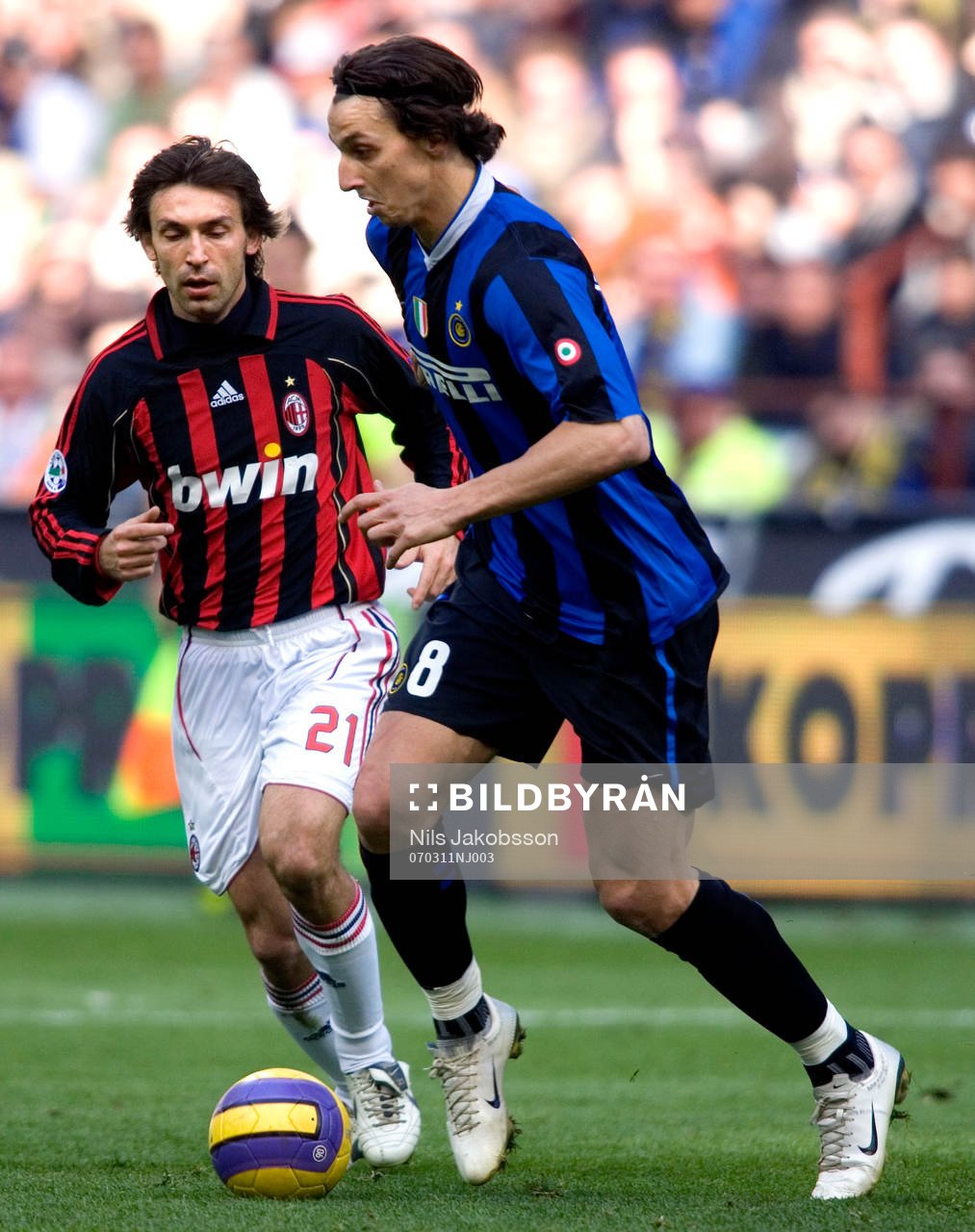 Zlatan Ibrahimovic, Inter, uppvaktas av Andrea Pirlo, Milan