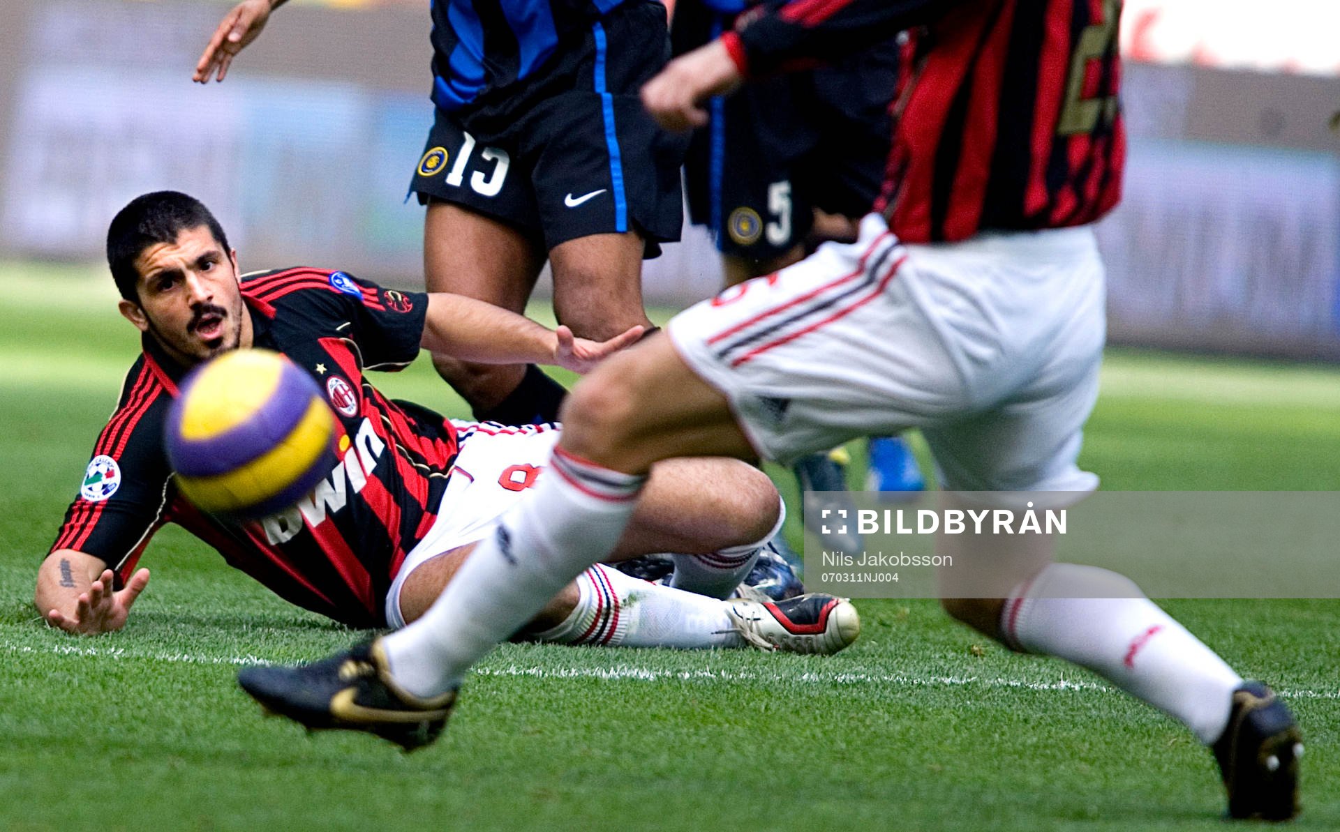 Gennaro Gattuso, Milan, ligger och tittar på bollen