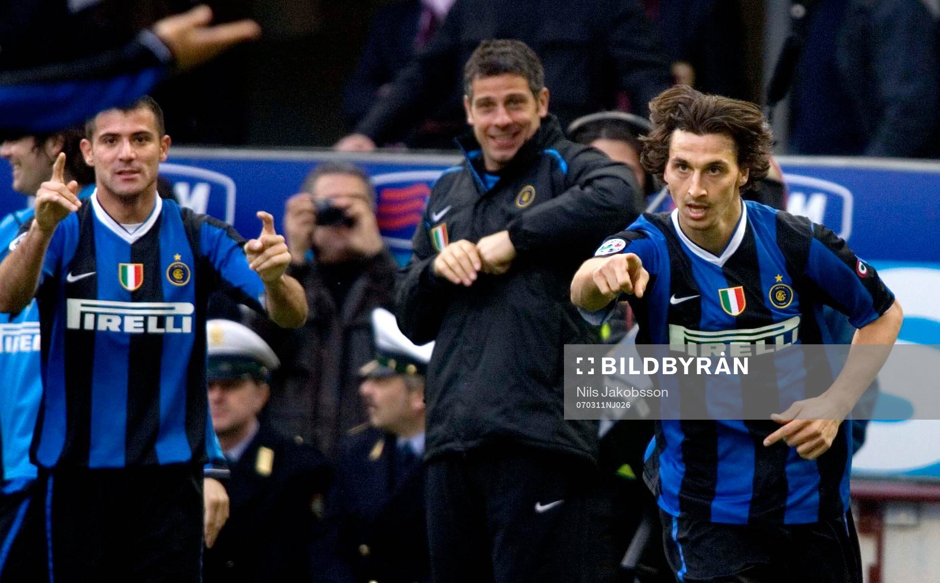  Zlatan Ibrahimovic, Inter, jubel, pekar på framspelaren Julio Ricardo Cruz.