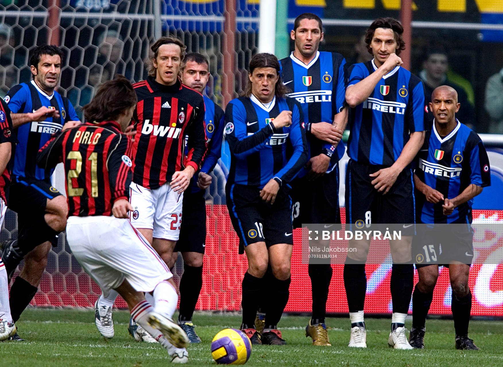 Andrea Pirlo, Milan, skjuter en frispark mot muren bestående av Luis Figo, Inter, Massimo Ambrosini, Milan, Dejan Stankovic, Hernan Crespo, Marco Materazzi, Zlatan Ibrahimovic, Olivier Dacourt, Inter.