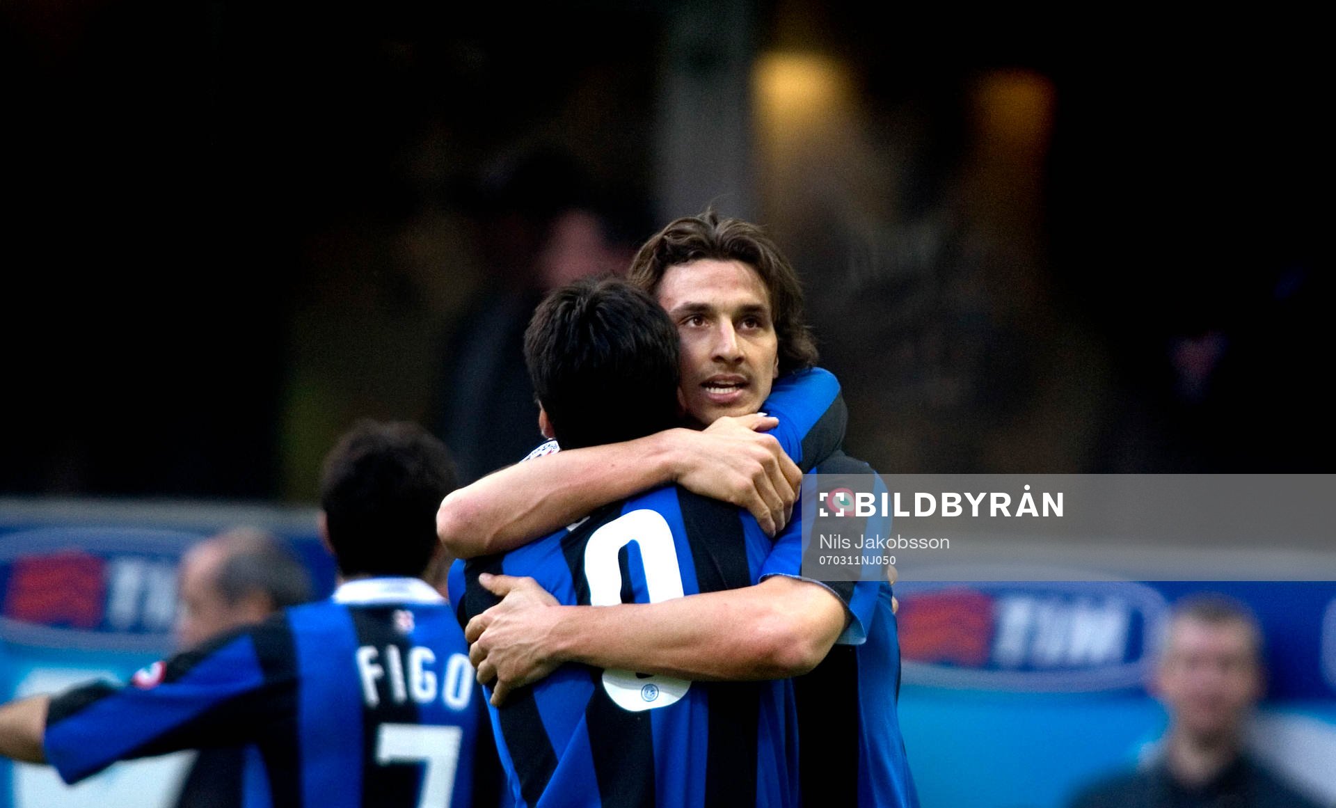  Zlatan Ibrahimovic, Inter kramar om Julio Cruz, Inter.