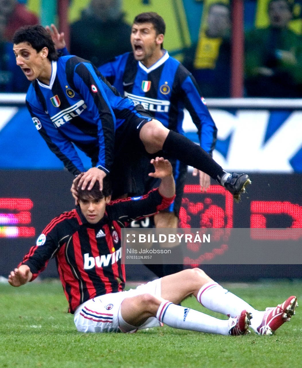 Walter Samuel, Nicola Burdisso, inter, hoppar över Kaka,