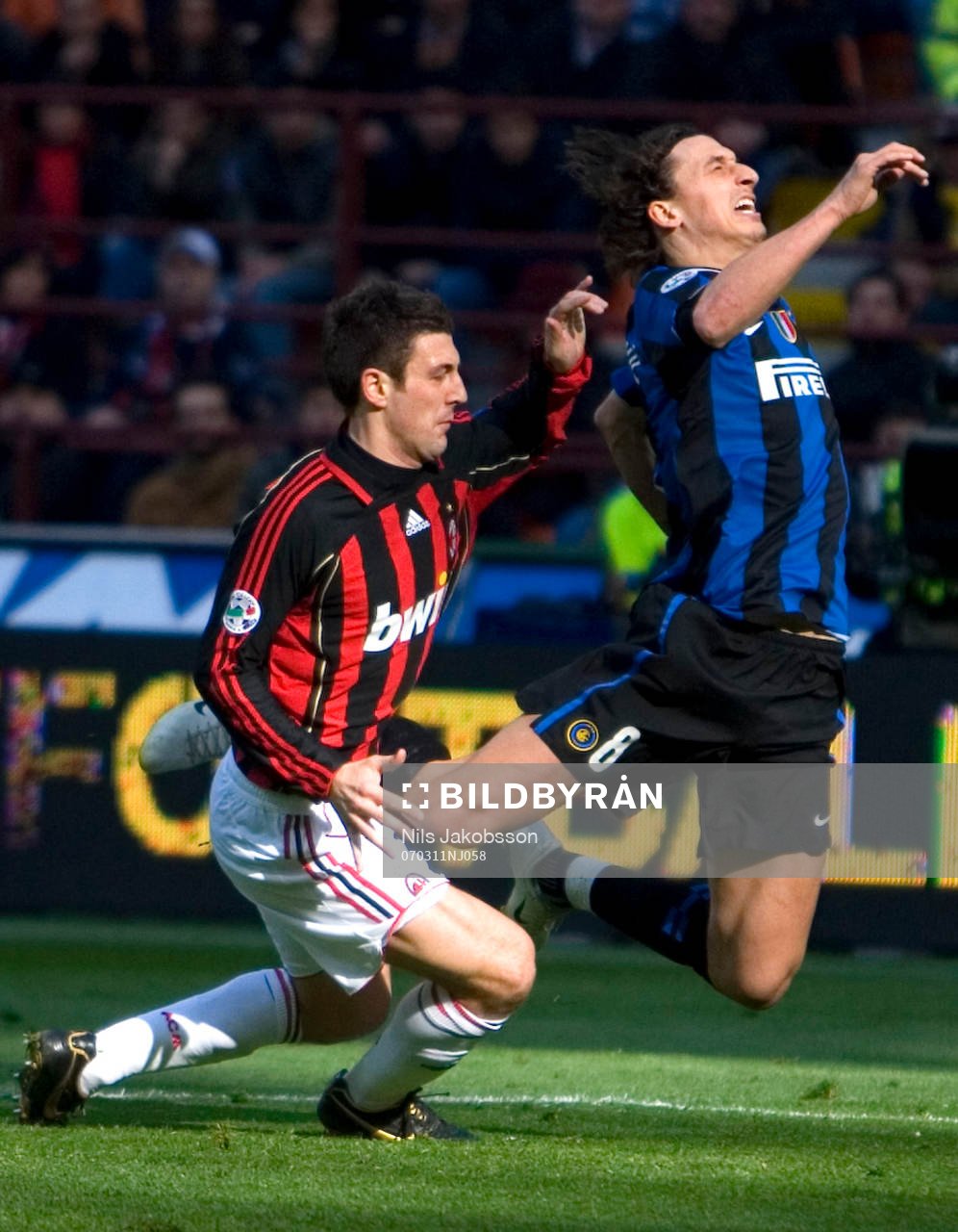 Zlatan Ibrahimovic, Inter, fälls av  Daniele Bonera, Milan