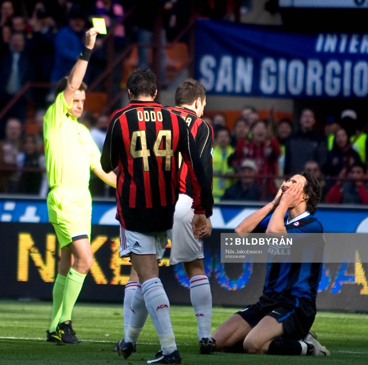 Zlatan Ibrahimovic, Inter, har fällts av Daniele Bonera,