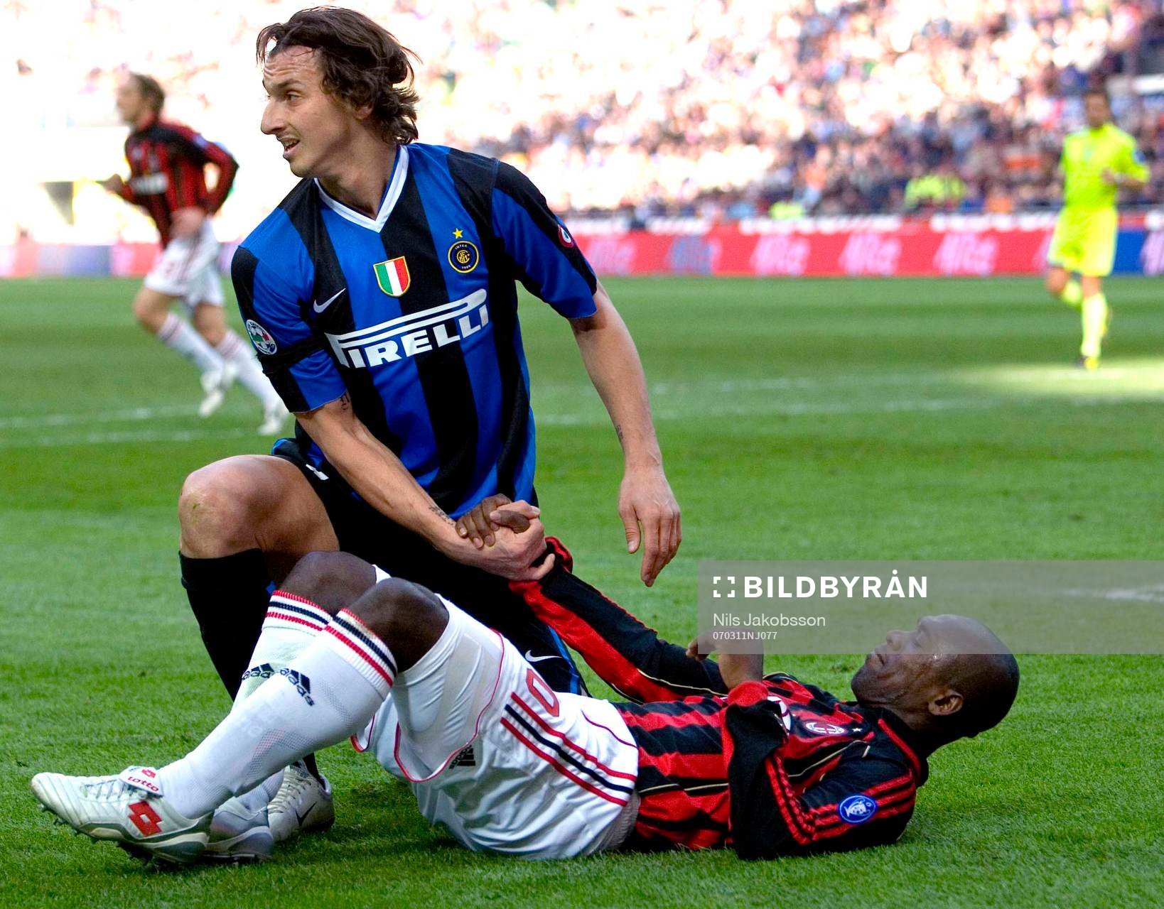 Zlatan Ibrahimovic, Inter, hjälper Clarence Seedorf upp,