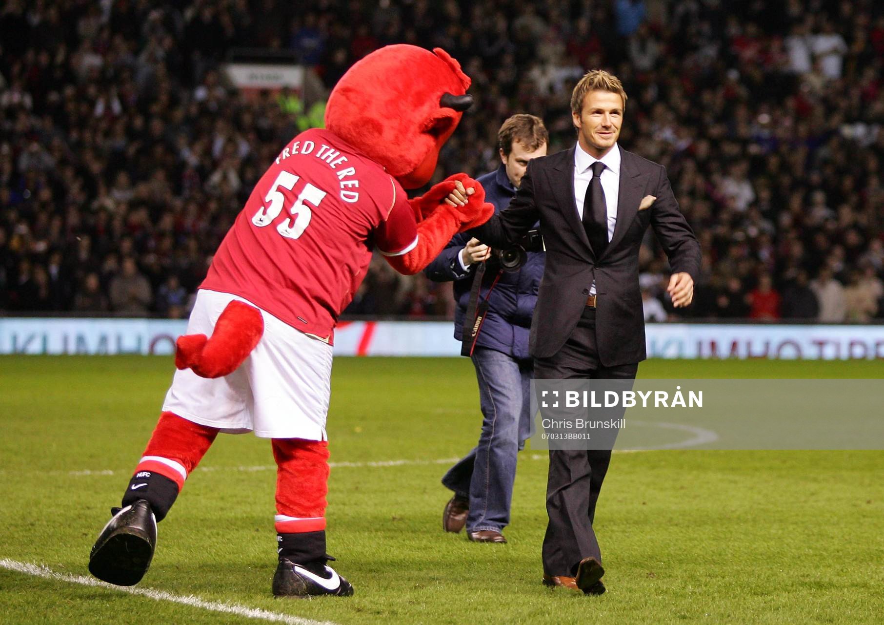 David Beckham hälsas välkommen tillbaka till Old Trafford