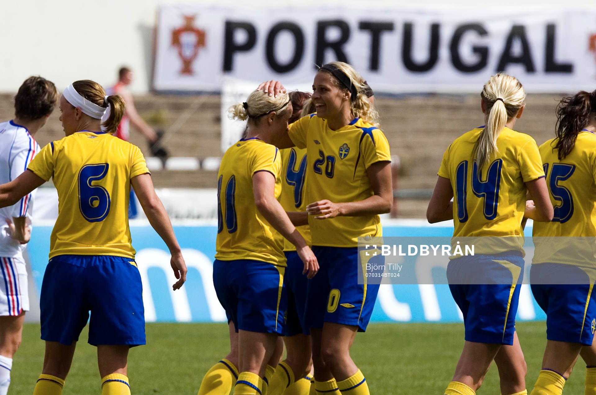 Victoria Svensson, Sverige gratuleras av Charlotte Rohlin,