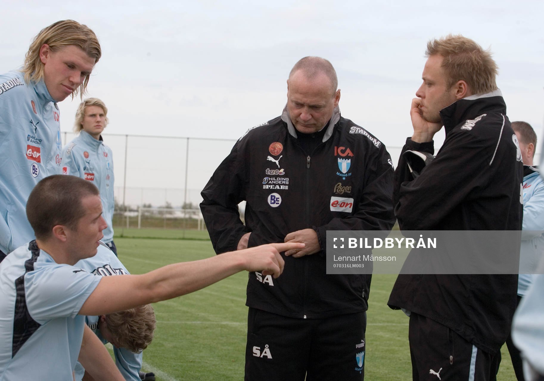   Daniel Andersson och Anders Andersson diskuterar med tränare Sören Åkeby.