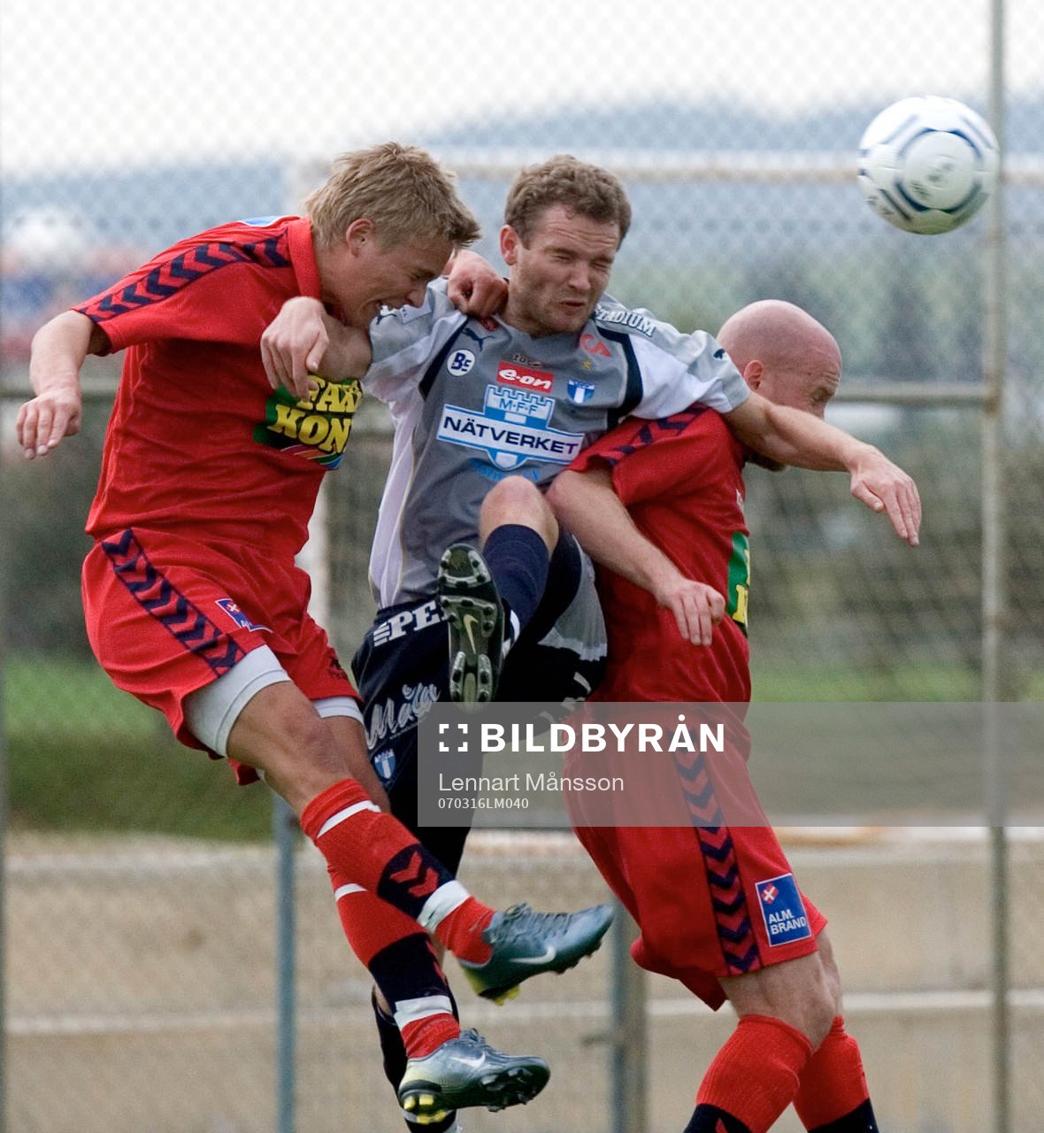  Olof Persson, numera mittback i Aarhus, i kamp med Jonathan Johansson.