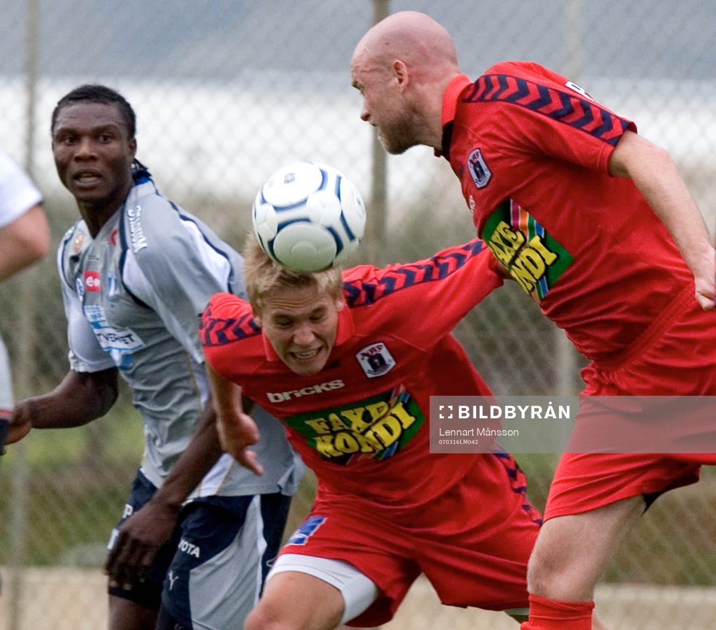  Olof Persson, numera mittback i Aarhus, nickar undan framför Edward Ofere.