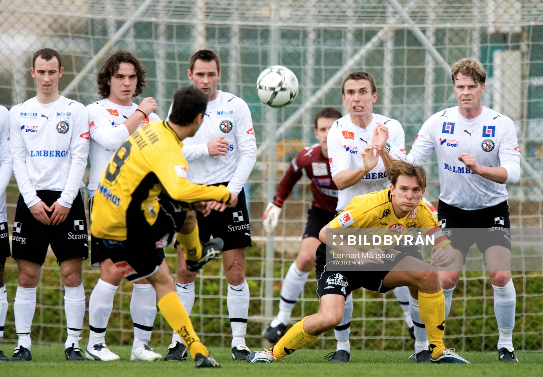 Marcelo Sarvas skjuter frispark, Marcus Lindberg duckar i
