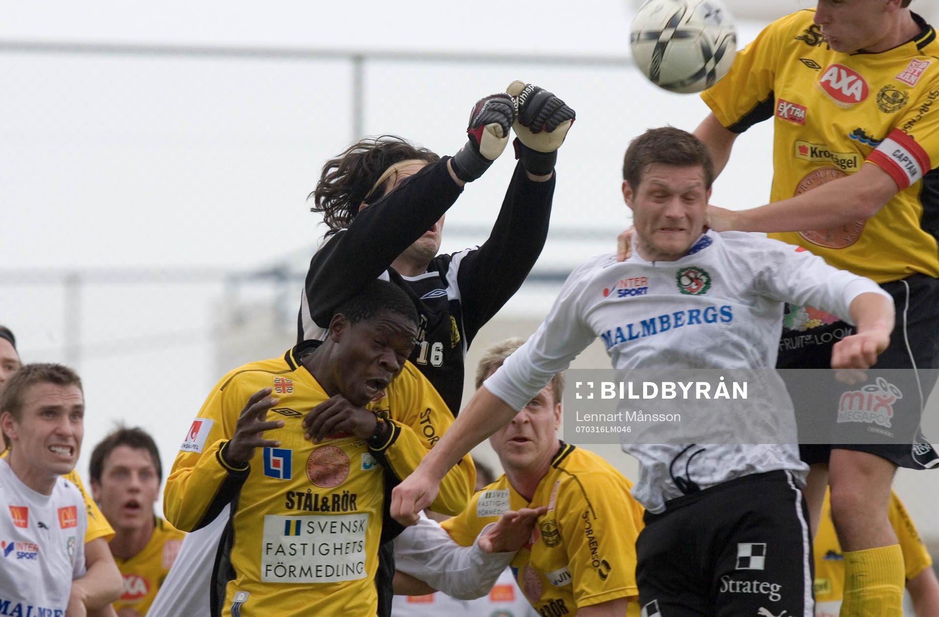 Mjällbys keeper Dusan Melicharek boxar bort framför