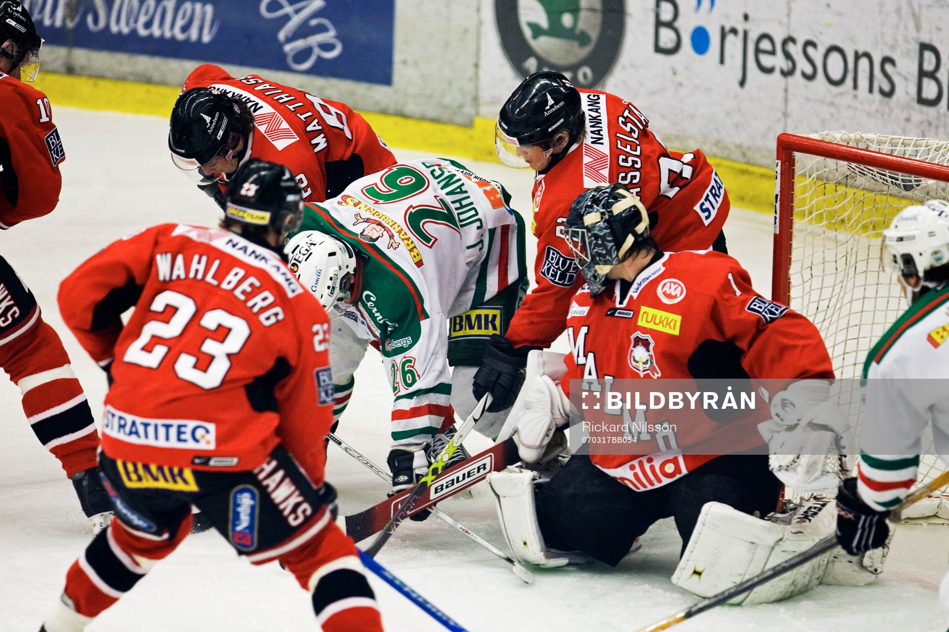 Jacob Johanson, Rögle, framför Markus Korhonen, målvakt,
