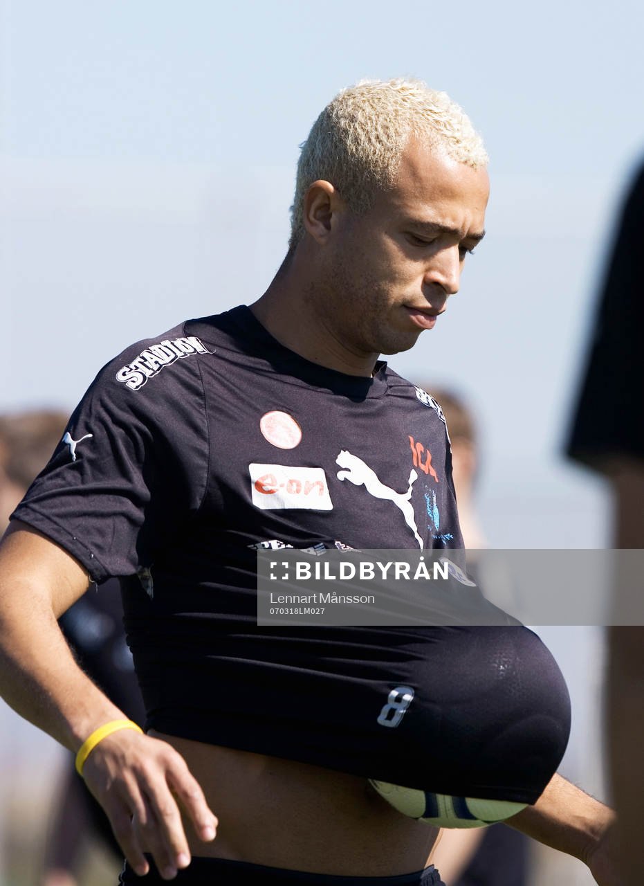 Junior showar och gömmer bollen
