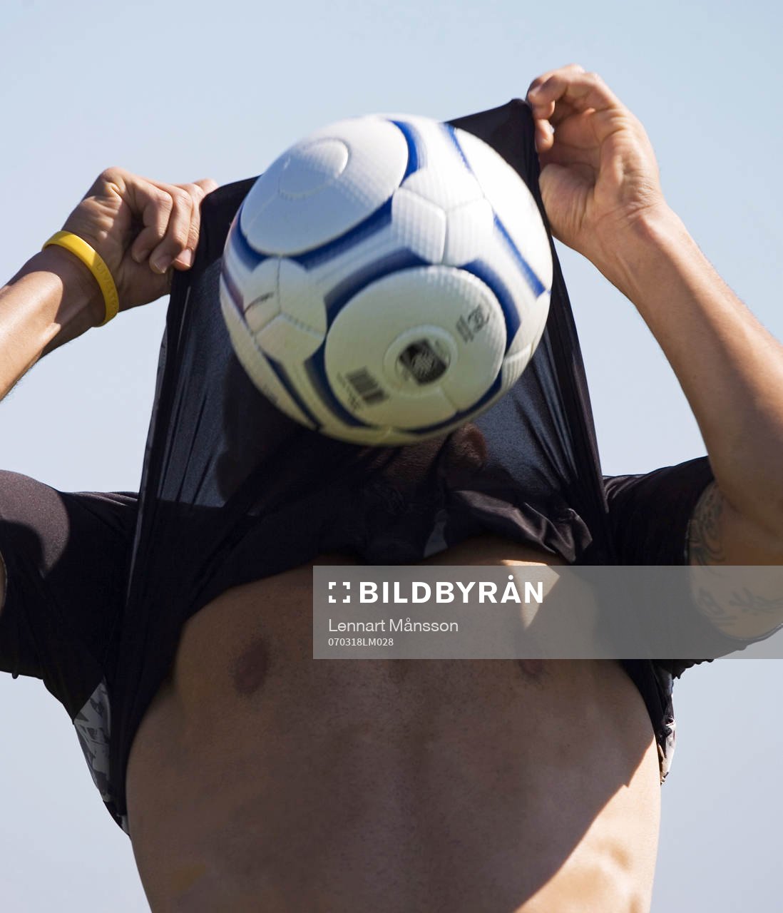 Junior showar och gömmer bollen