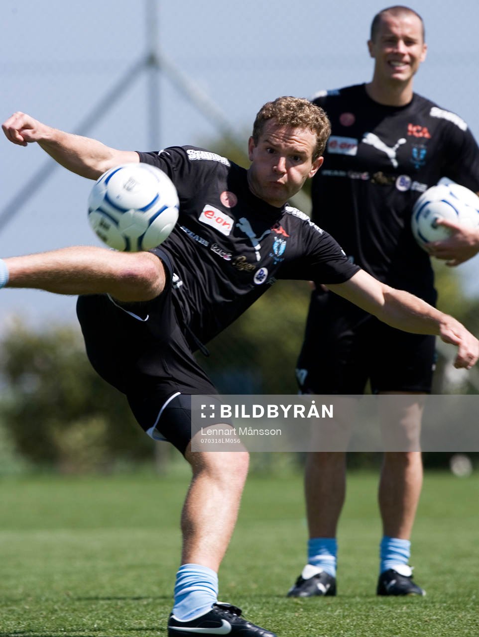 Jonatan Johansson, skott. Daniel Andersson beskådar