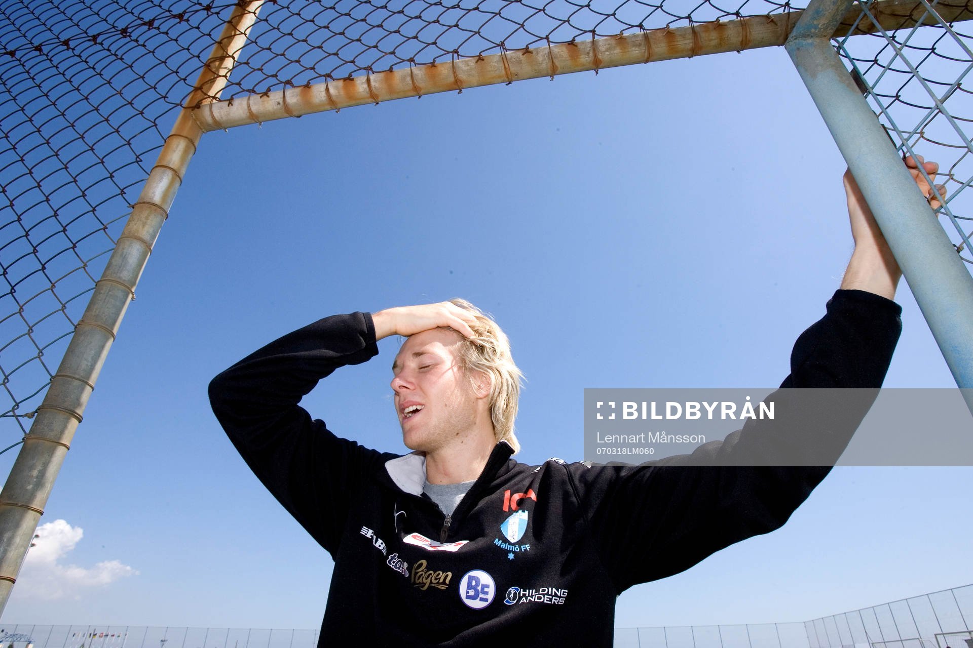Ola Toivonen drar fingararna genom håret