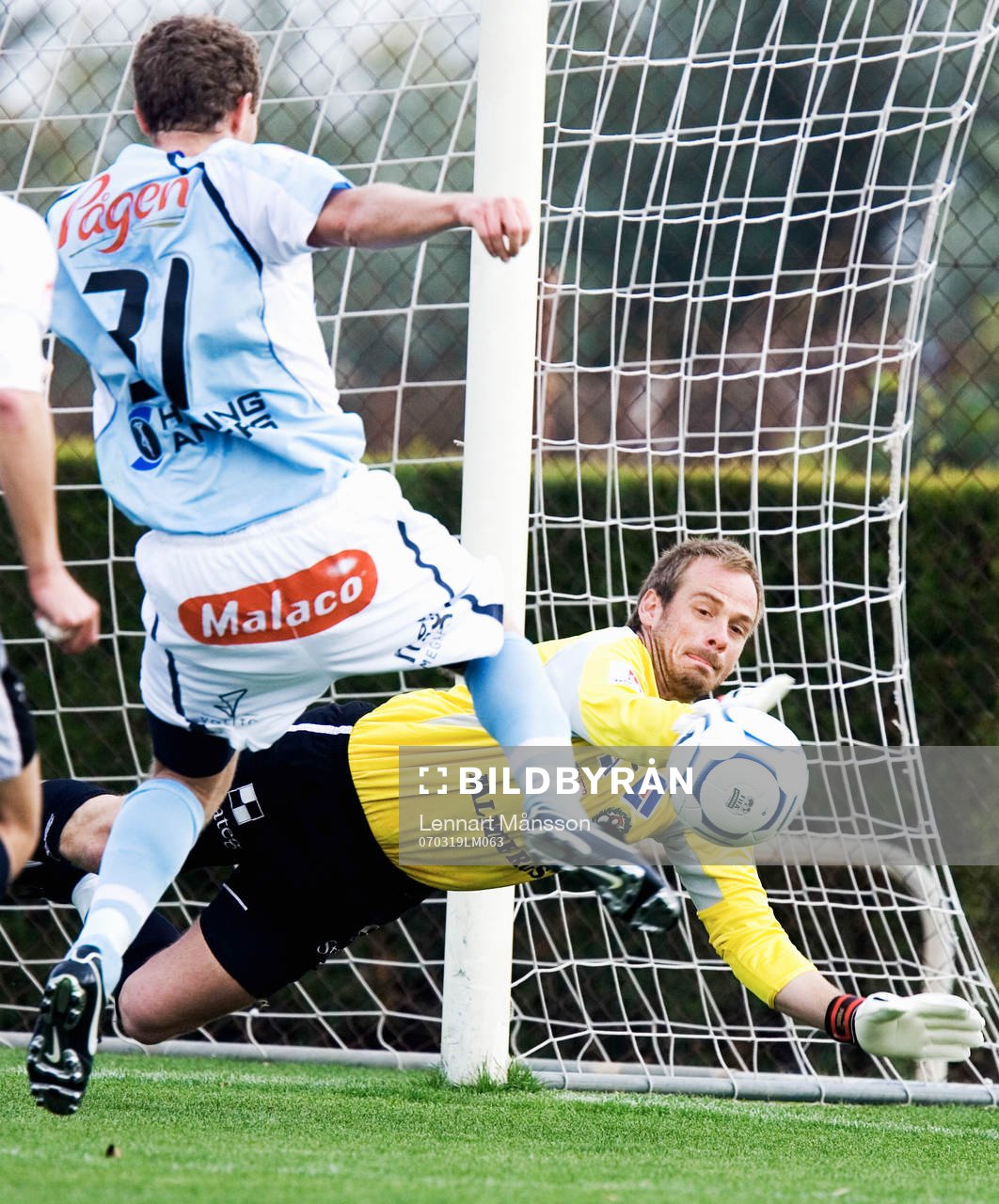 Peter Westman, målvakt, Örebro, räddar framför