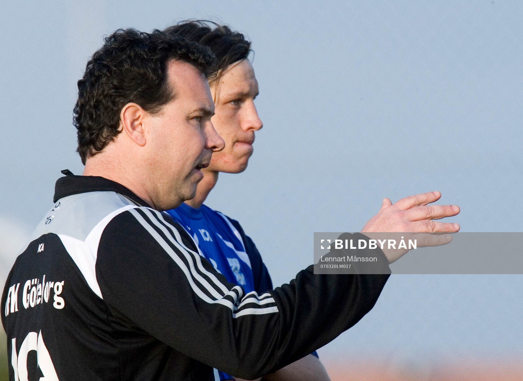 Stefan Rehn, tränare, ger instruktioner till Gustav