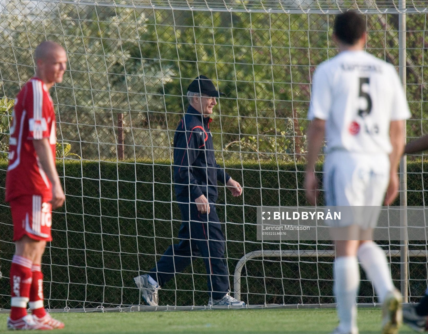 Fotboll, Tord Grip kollar in fotboll på sin arena