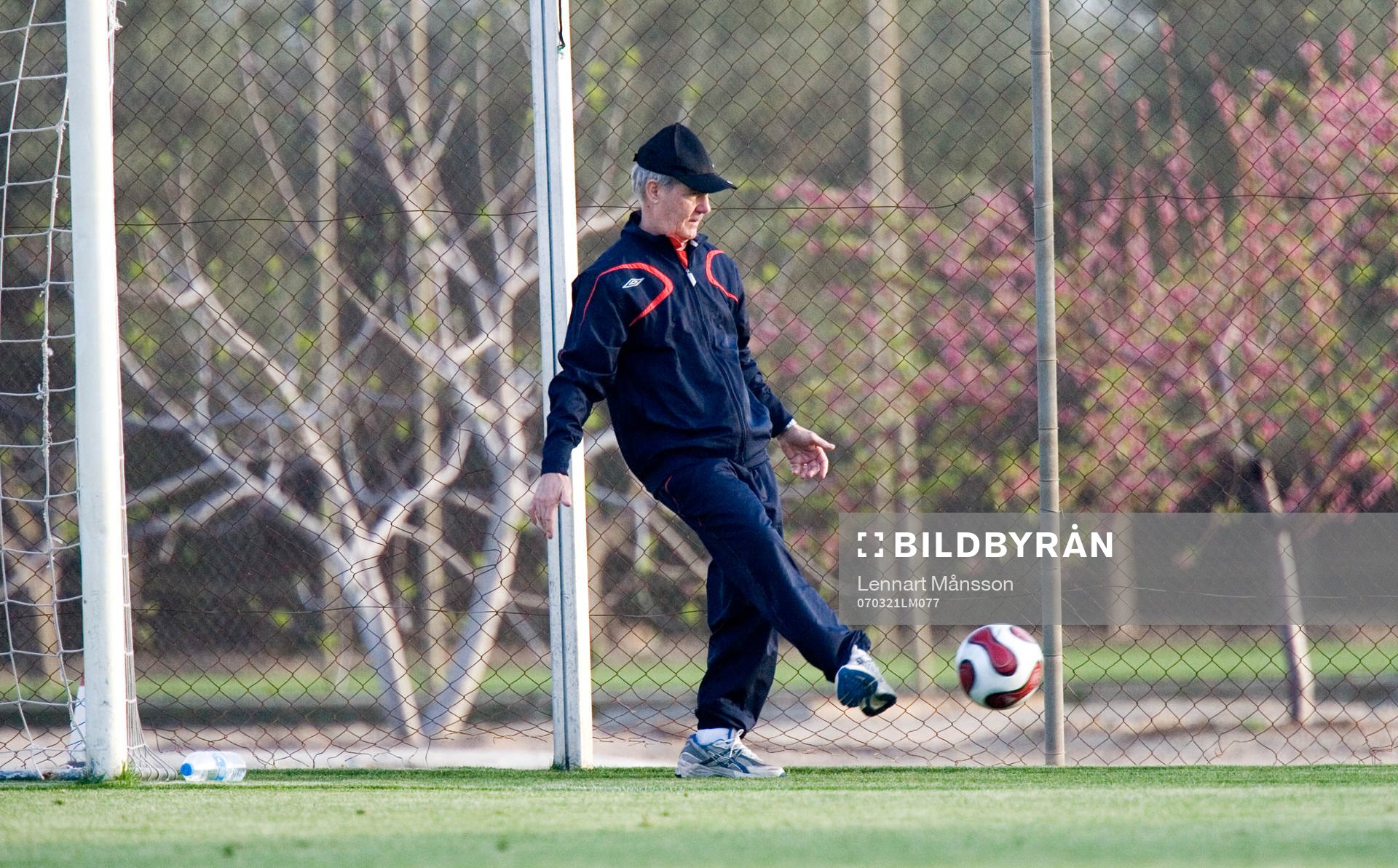 Fotboll, Tord Grip slår en bredsida.