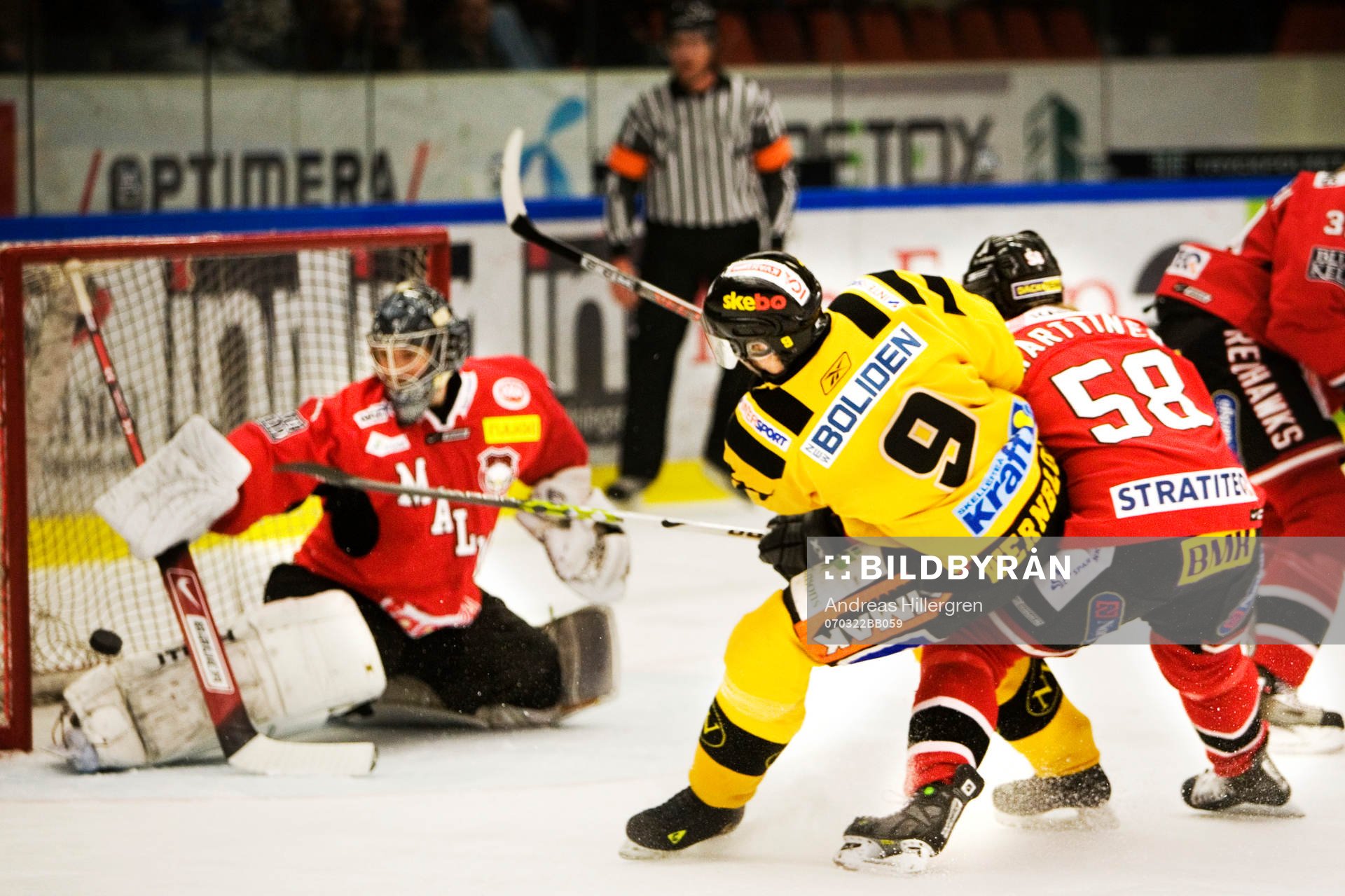Magnus Wernblom stoppas av Jyri Marttinen och Markus