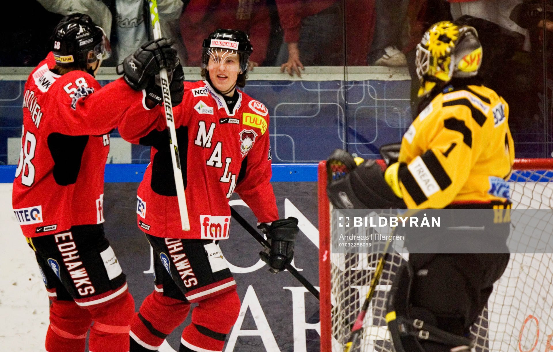 Marcus Paulsson och Jyri Marttinen jubel bakom Andreas