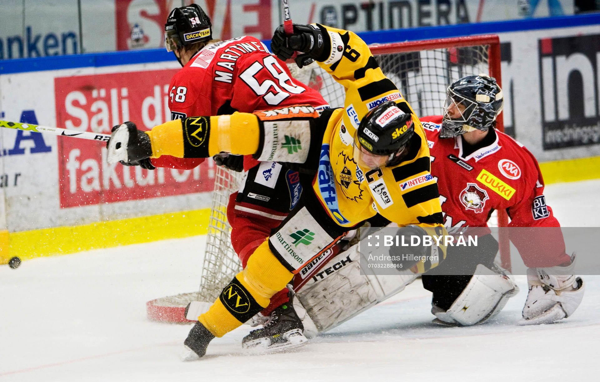 Magnus Wernblom stoppas av Jyri Marttinen och Markus