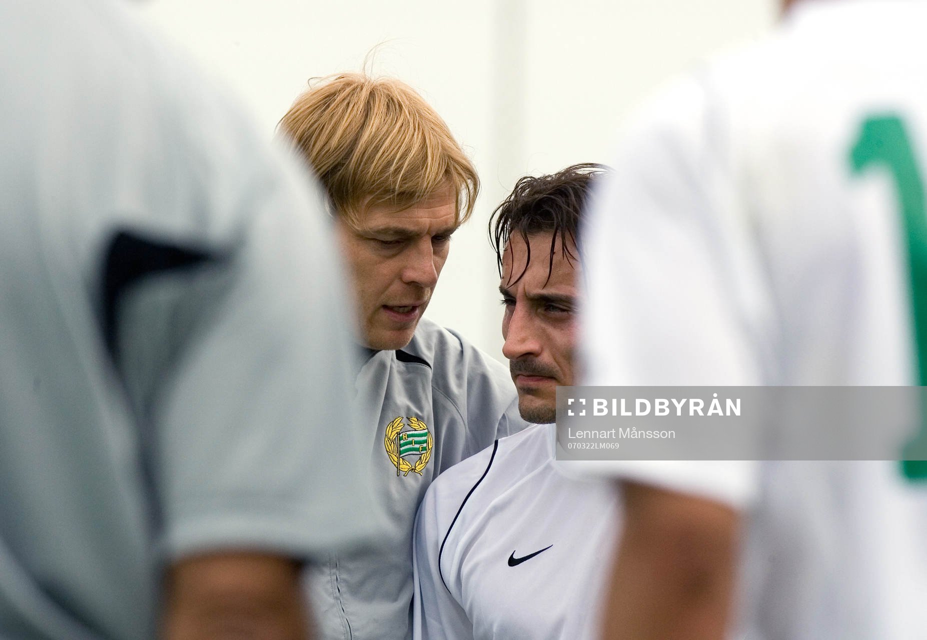 Tony Gustavsson, tränare, instruerar Louay Chanko