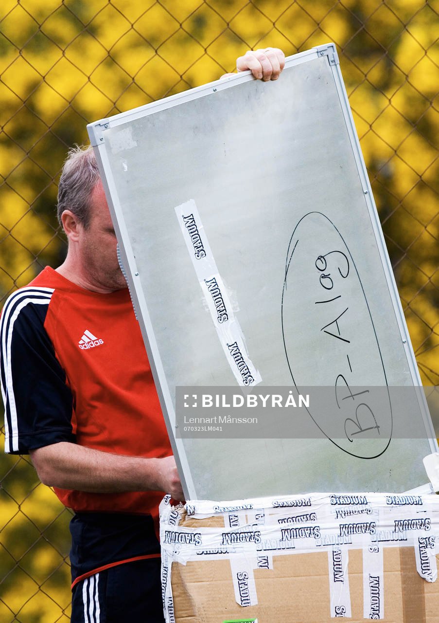 Claes Eriksson, tränare BP lägger ner taktiktavlan