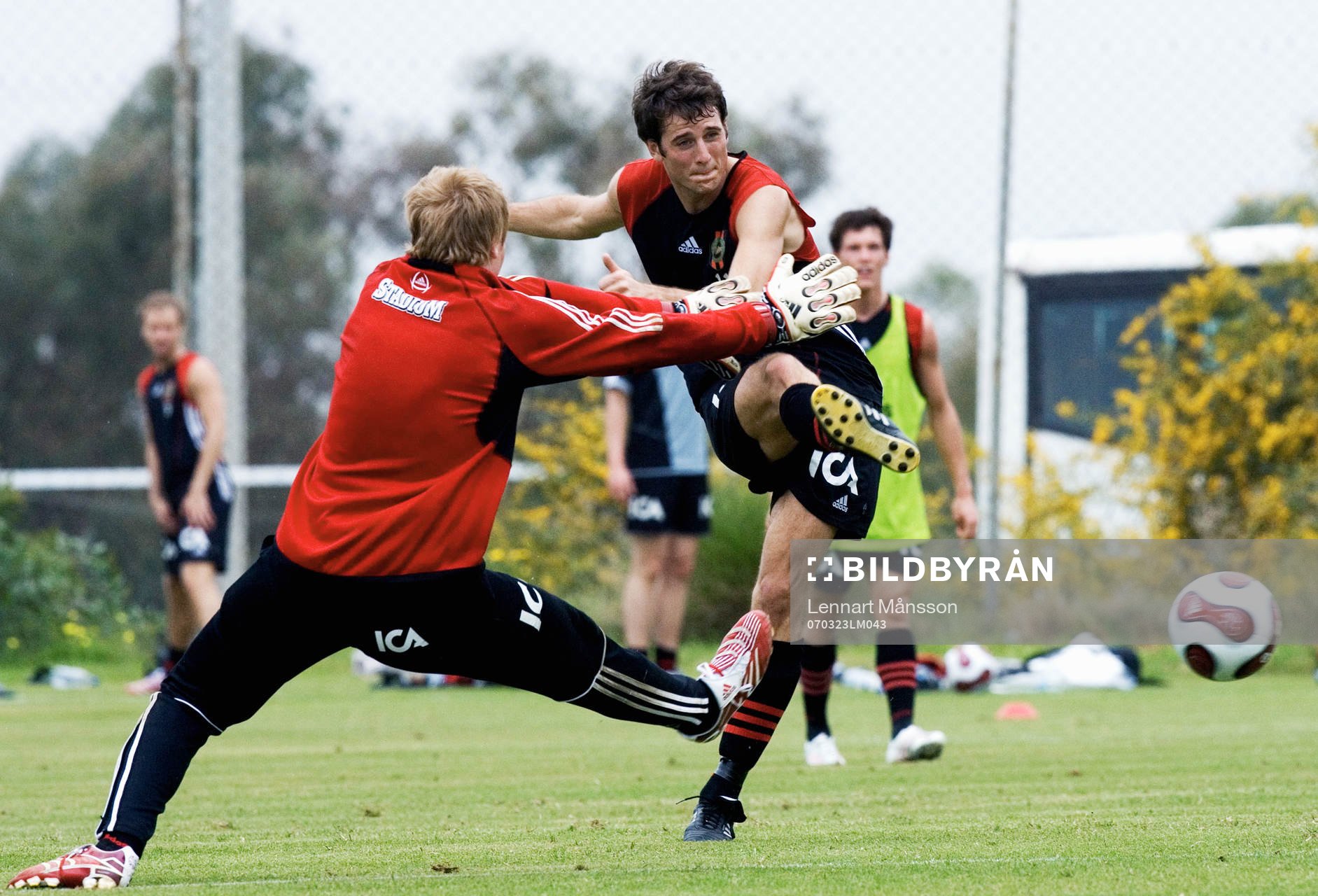 Olof Guterstam dundrar in en boll bakom målvakten