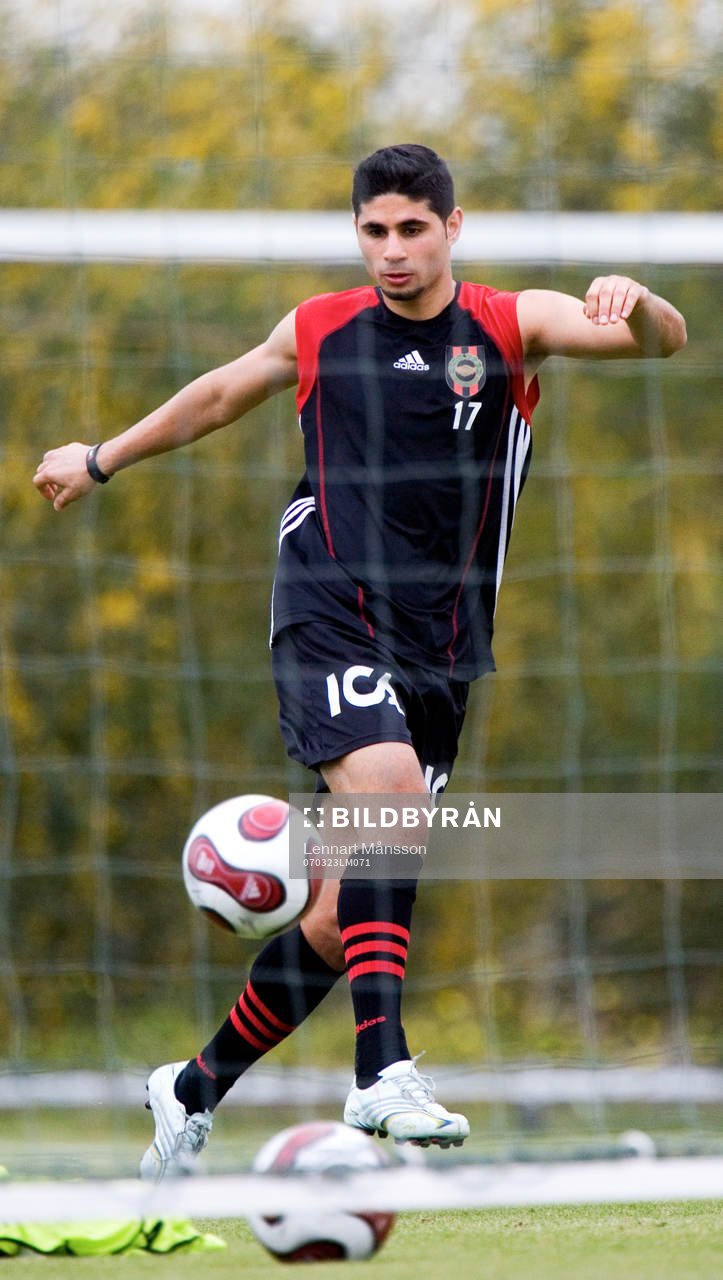 Imad Zatara trixar med bollen