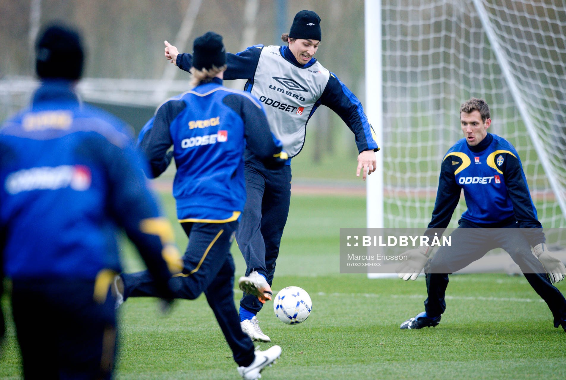Zlatan Ibrahimovic utmanar Andreas Isaksson, målvakt